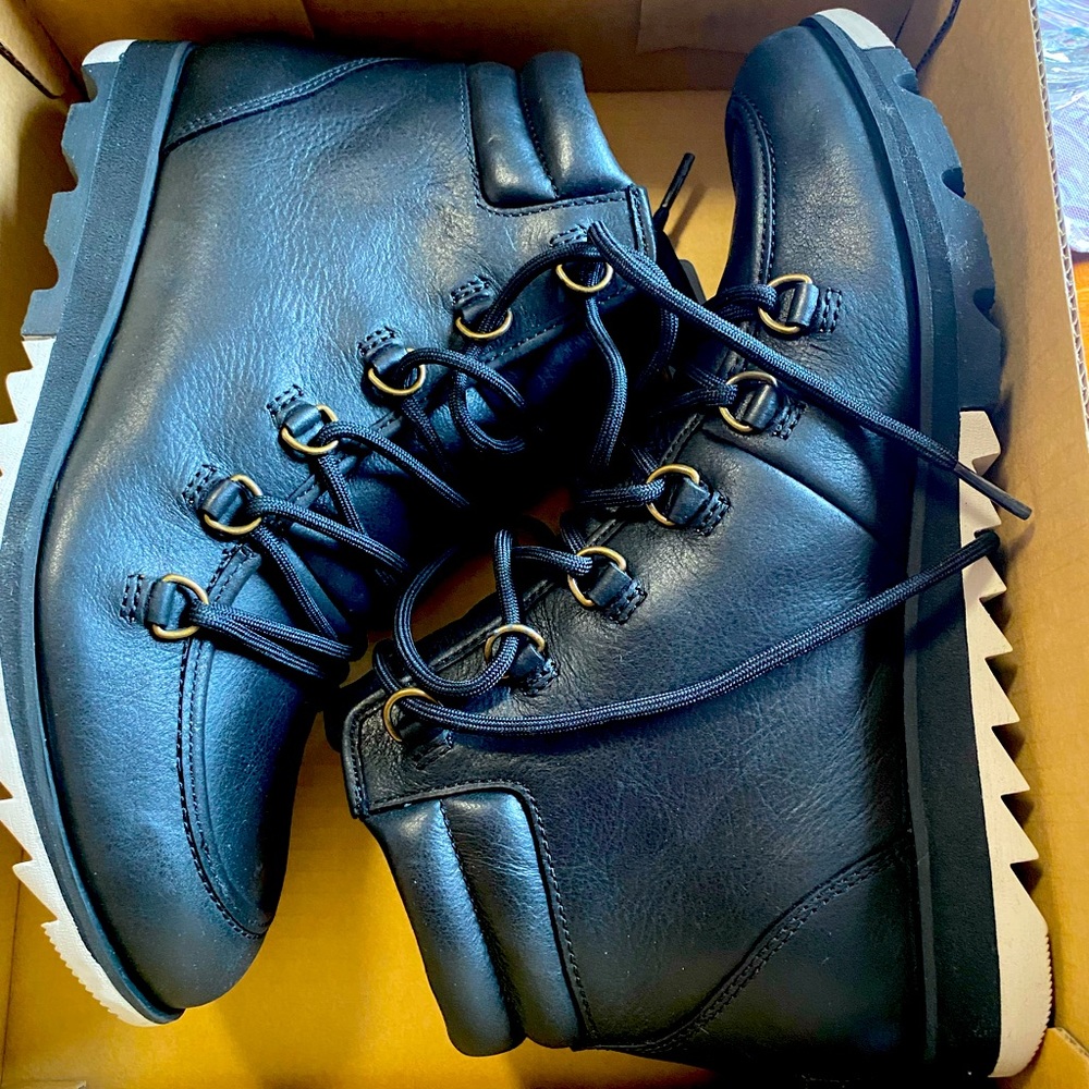 New in Box-Sorel Harlow Leather booties size 9.5
